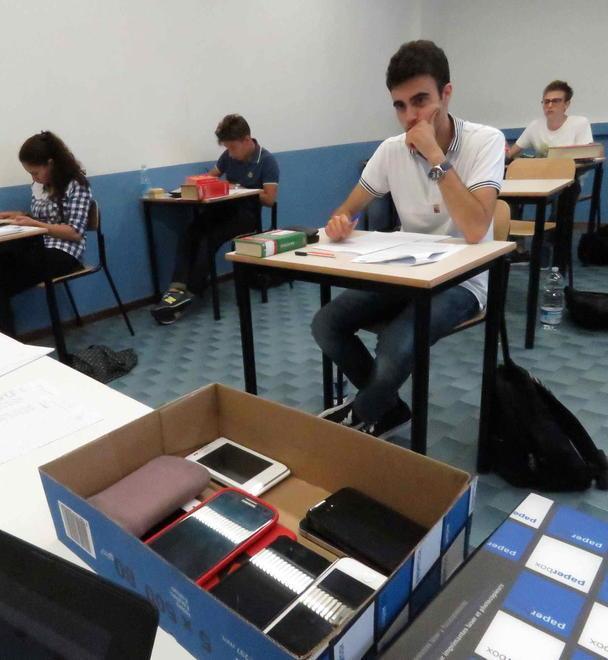 La prova di maturità in un liceo di Prato (foto Batavia)