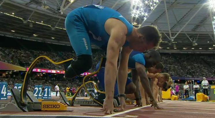 Andrea Lanfri (in primo piano) ai blocchi di partenza della finale dei 100 metri