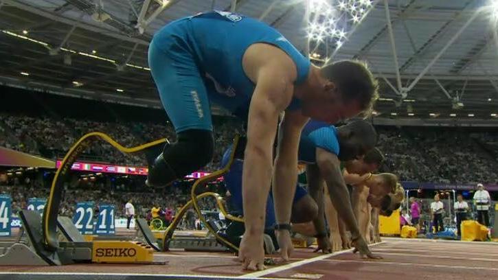 Andrea Lanfri (in primo piano) ai blocchi di partenza della finale dei 100 metri