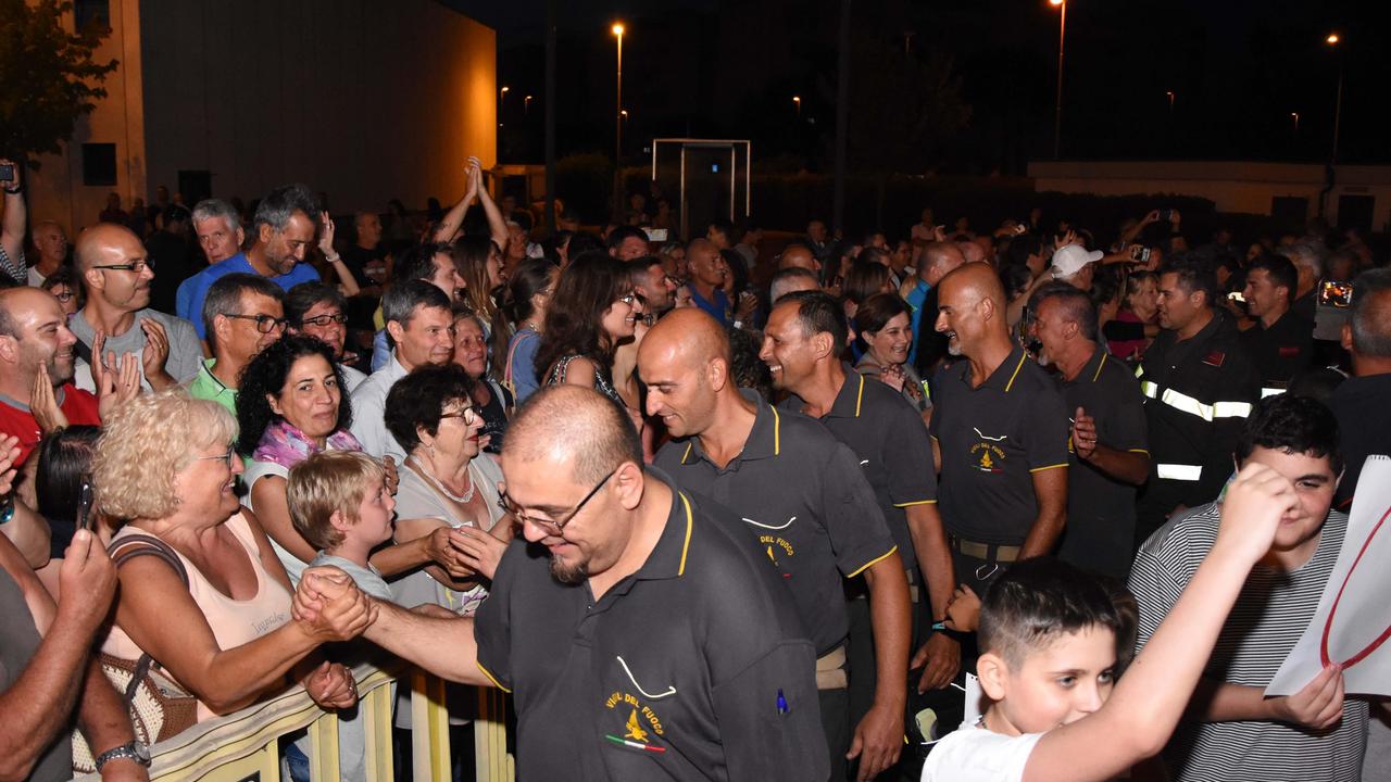 Un grazie con centinaia di voci per i vigili del fuoco - Video