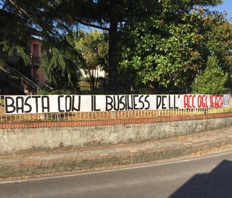 Uno striscione di CasaPound contro l’accoglienza