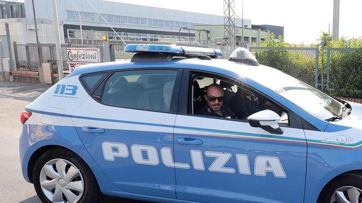 Due operai precipitano dal tetto di un’azienda