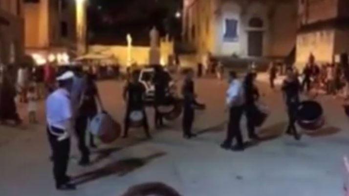 Show vietati in piazza Duomo «Regolamento troppo rigido»