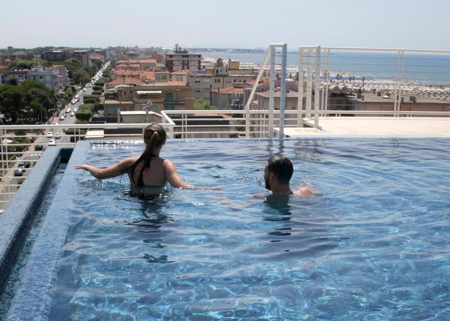 Sempre più turisti in hotel e spiagge «Già meglio del 2016» 