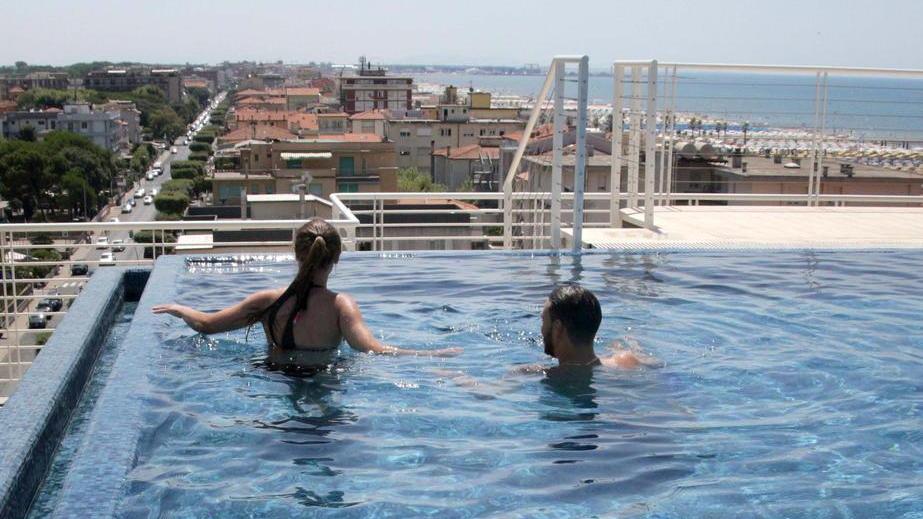 Sempre più turisti in hotel e spiagge «Già meglio del 2016»