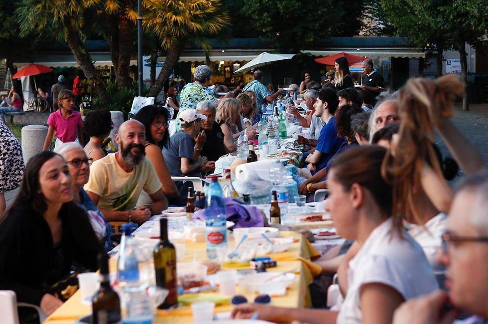 Lunga tavolata alla cena di quartiere in piazza Garibaldi