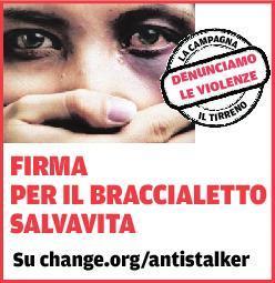 Lo molla, aggredita con l’ascia 