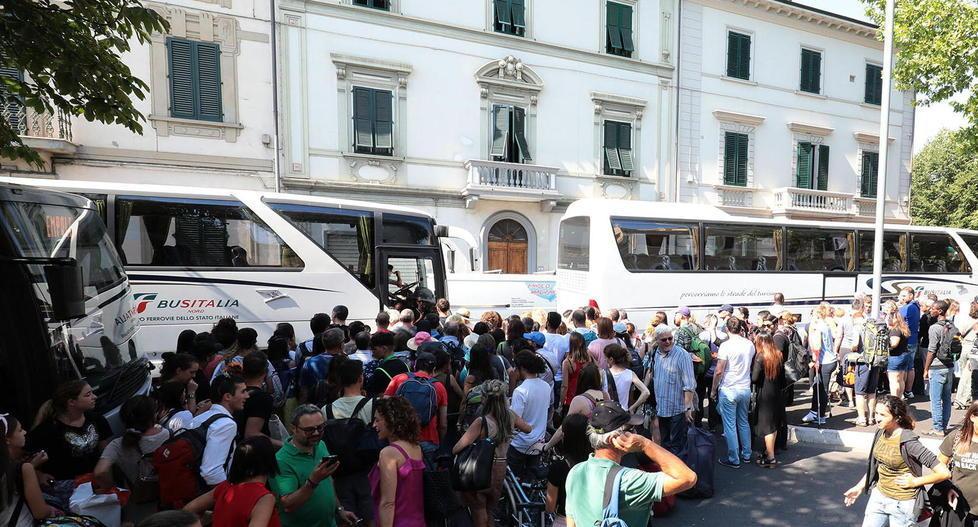 Incendio blocca la ferrovia Cancellati 30 treni regionali 