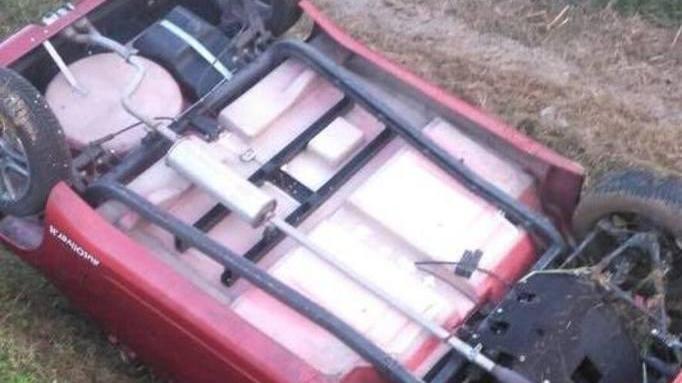 Incastrata in auto, guardia giurata riesce a salvarla