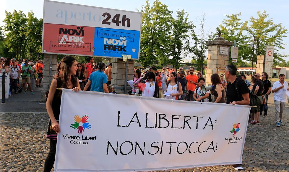 Vaccini, centinaia al corteo