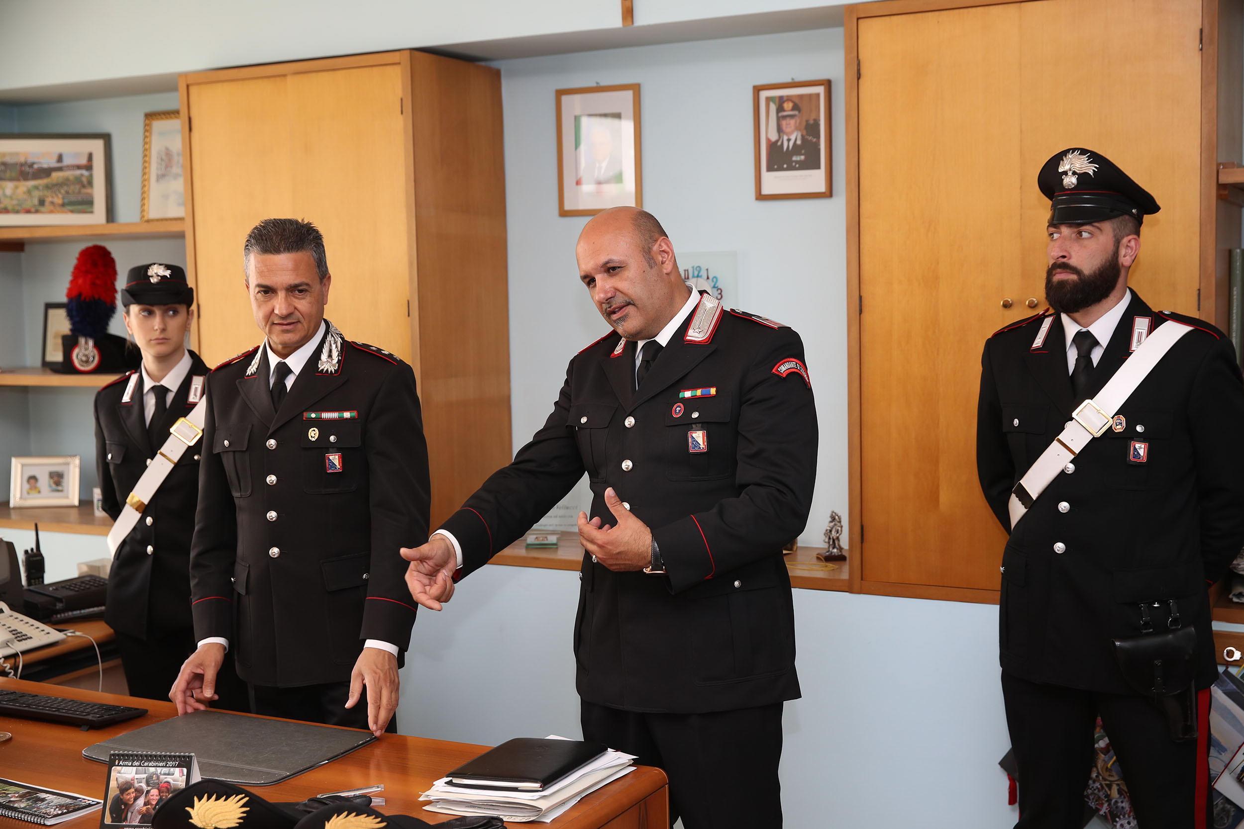 Il luogotenente della stazione carabinieri di Larciano, Salvatore La Mattina (al centro)