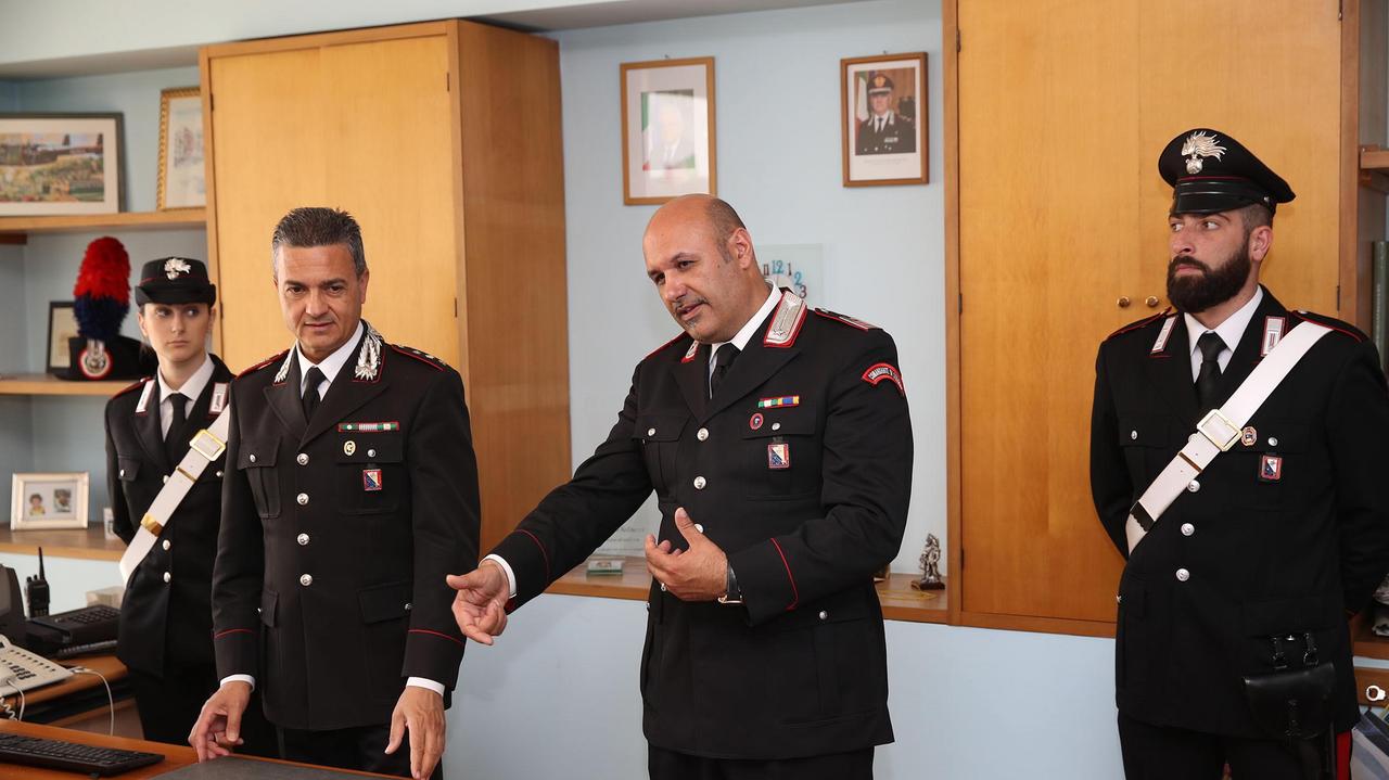 Il luogotenente della stazione carabinieri di Larciano, Salvatore La Mattina (al centro)