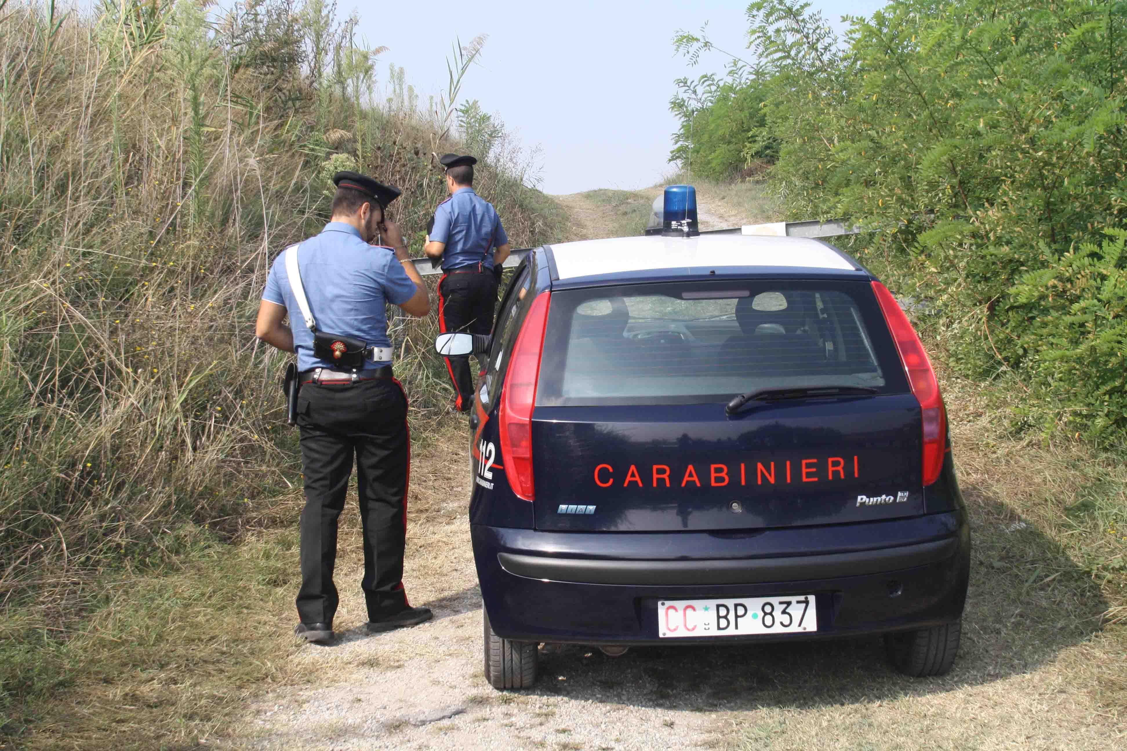 Canossa, sversa oli esausti nel pozzetto delle acque bianche: denunciato