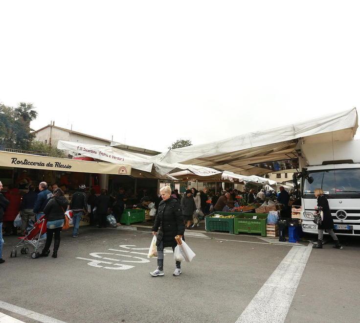 Il mercato di piazza XX Settembre (Foto d'archivio)