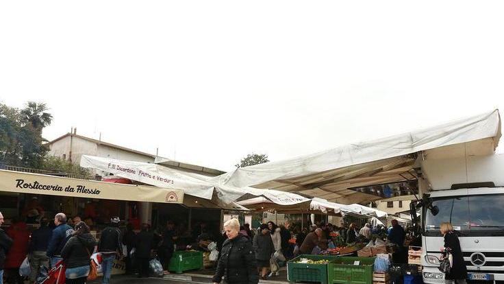 Il mercato di piazza XX Settembre (Foto d'archivio)