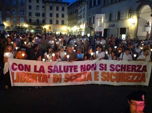 La fiaccolata per la libertà vaccinale in piazza San Michele