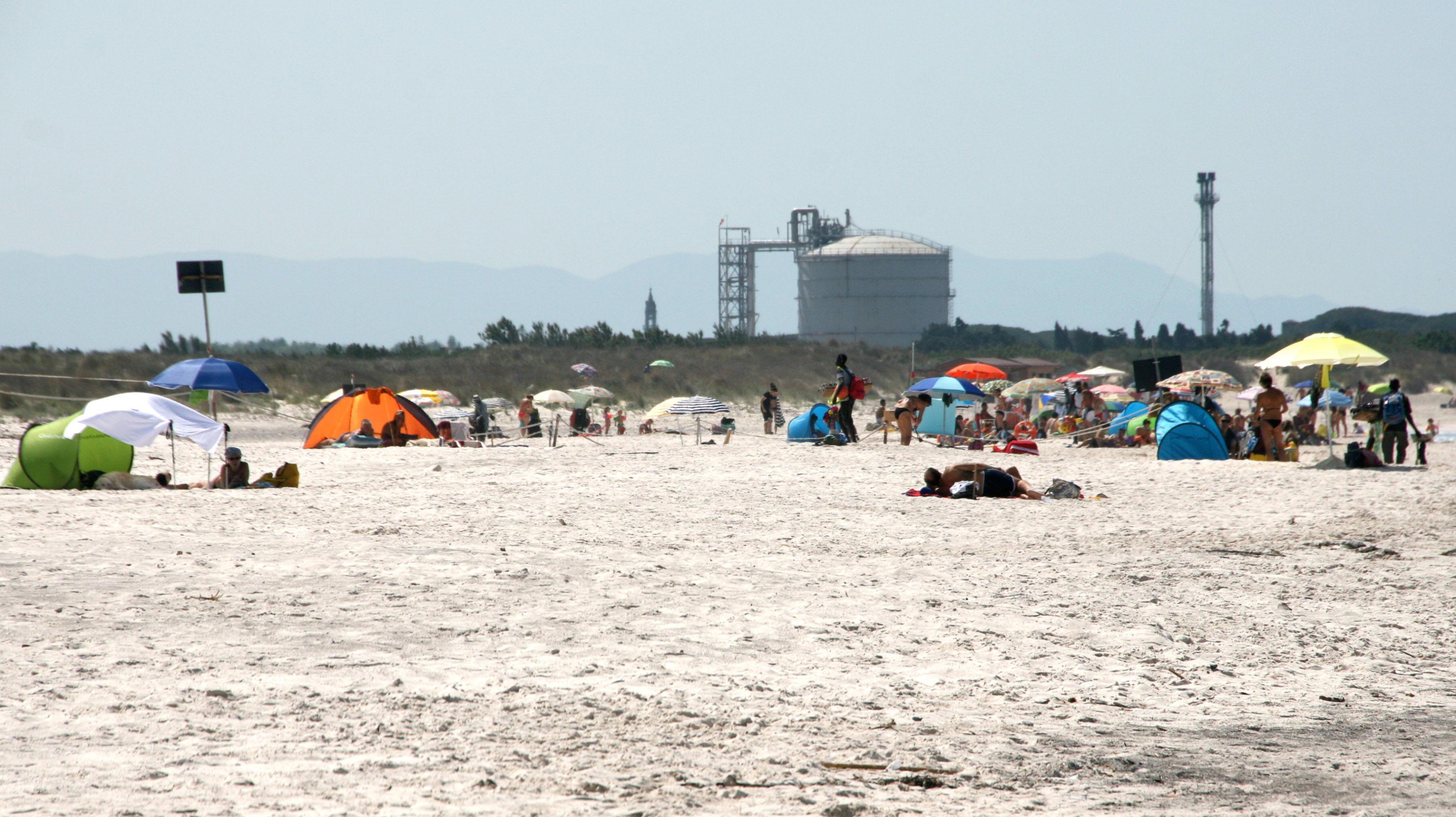 Il deposito dell'etilene visto dalle Spiagge Bianche