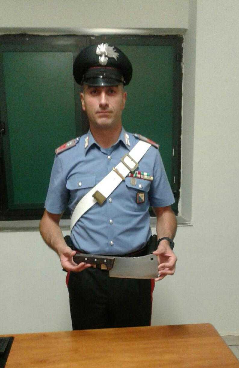 Assemini, sorpreso a mezzanotte in strada con una grossa mannaia: denunciato