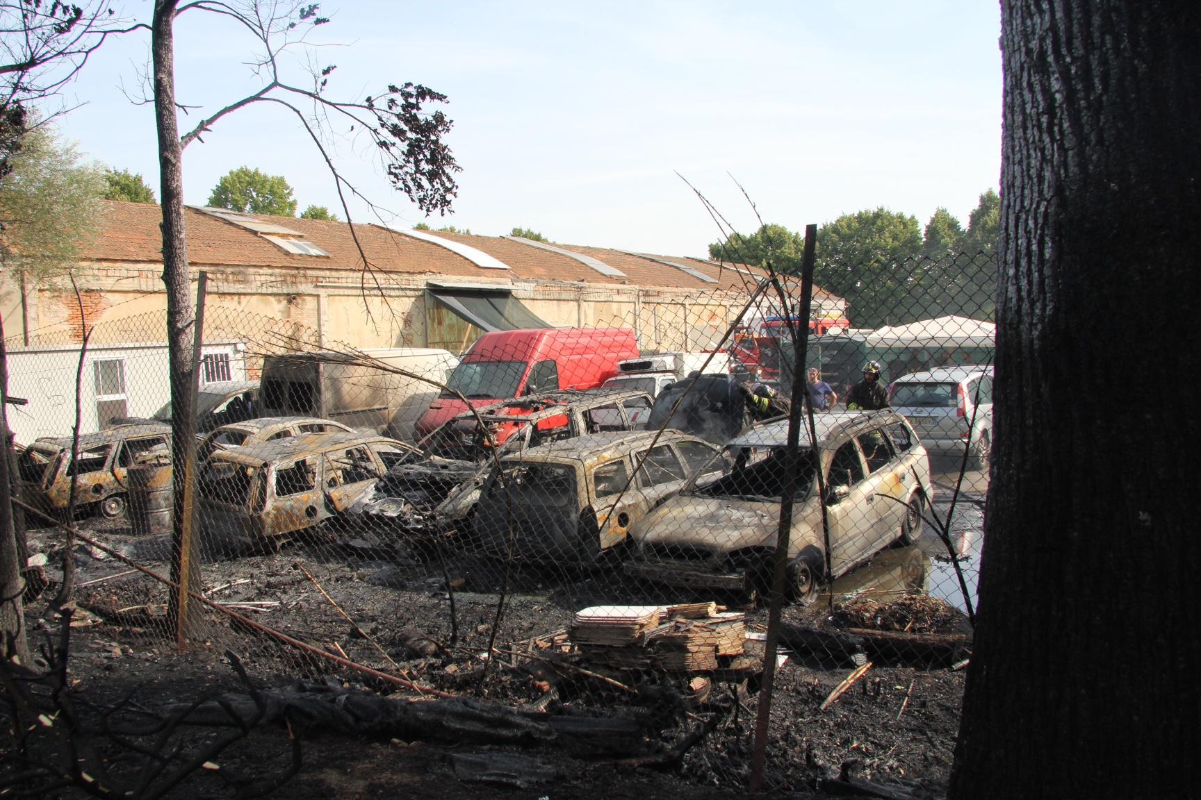 L'intervento dei vigili del fuoco in via del Laghetto (foto Batavia)