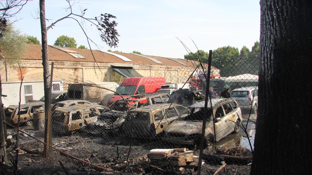 L'intervento dei vigili del fuoco in via del Laghetto (foto Batavia)