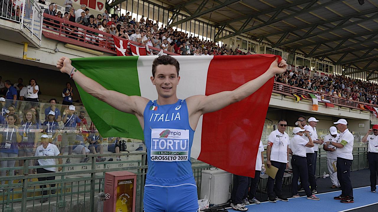 Filippo Tortu si fa abbracciare dal tricolore e dagli applausi dello Zecchini (foto Bf)