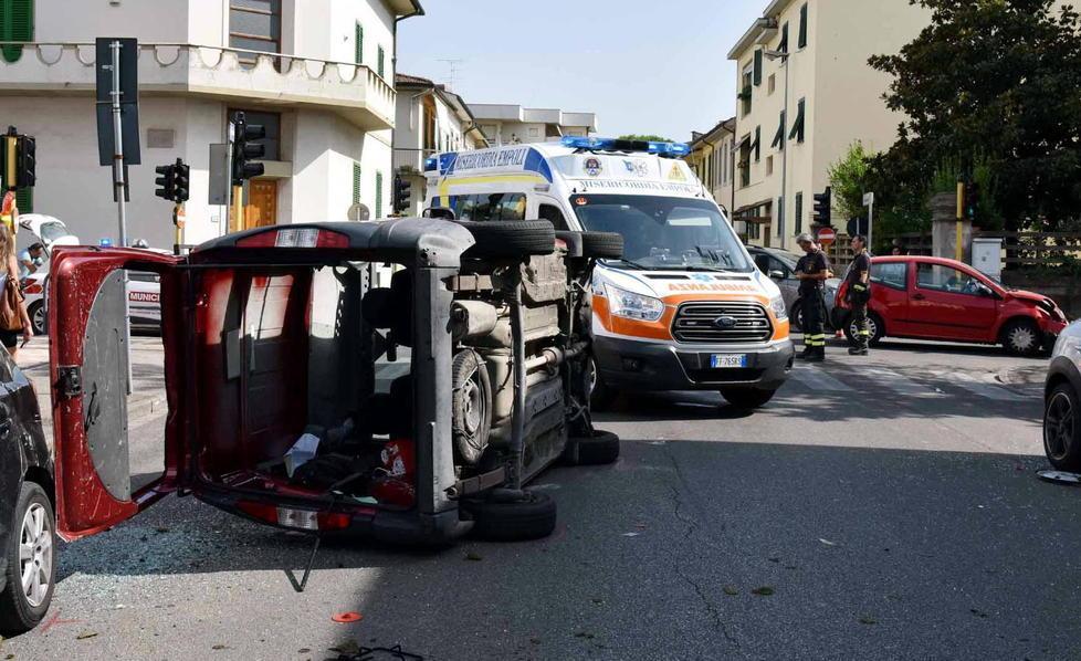Si ribalta dopo il frontale al semaforo in centro - Foto
