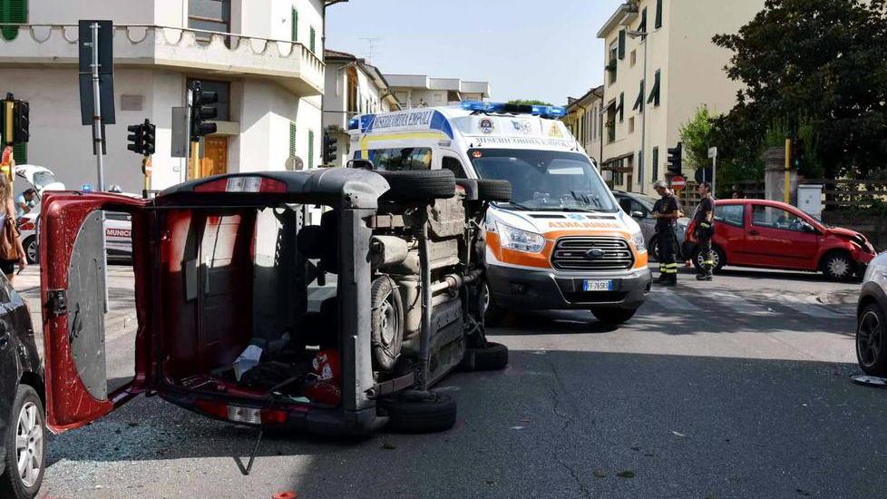 Si ribalta dopo il frontale al semaforo in centro - Foto