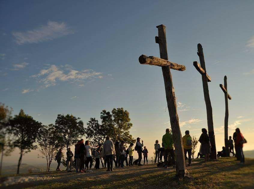 Musica all’alba sulla collina delle Tre Croci 