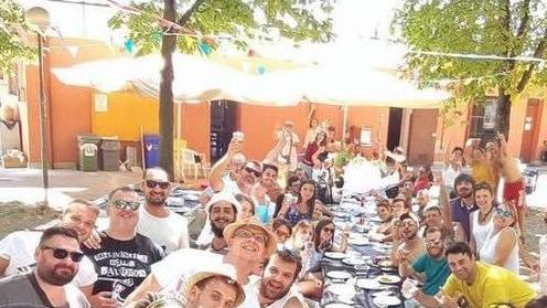 La piscina si trasforma in balera