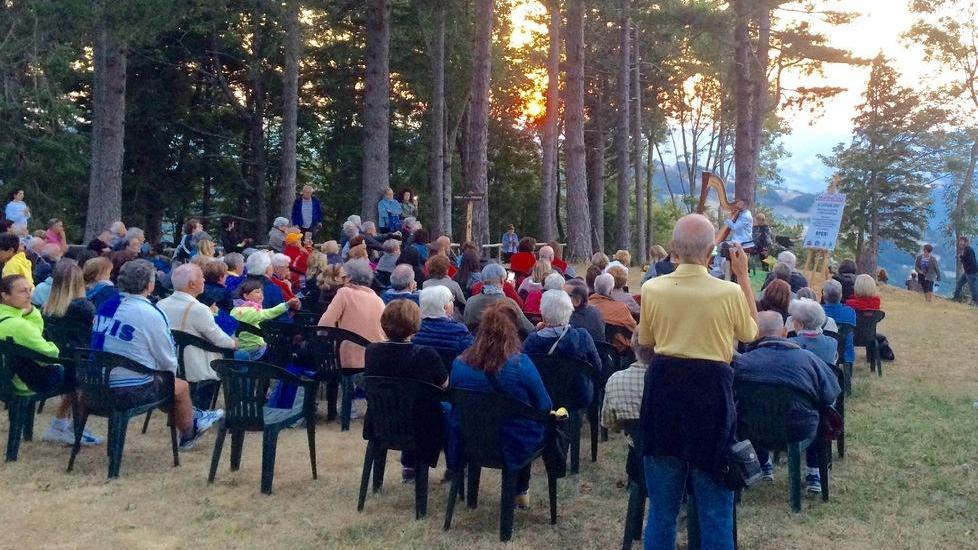 Alba musicale: in 250 al castello