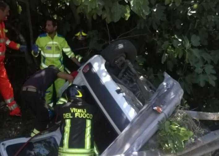 Panda si ribalta, illeso il conducente