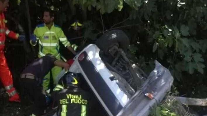 Panda si ribalta, illeso il conducente