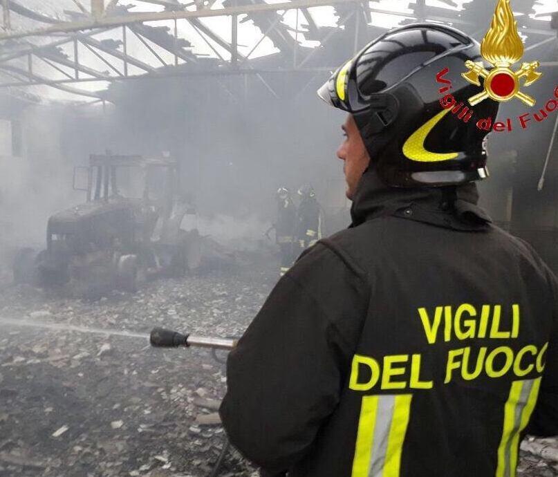 Land Rover di un militare distrutta in un incendio