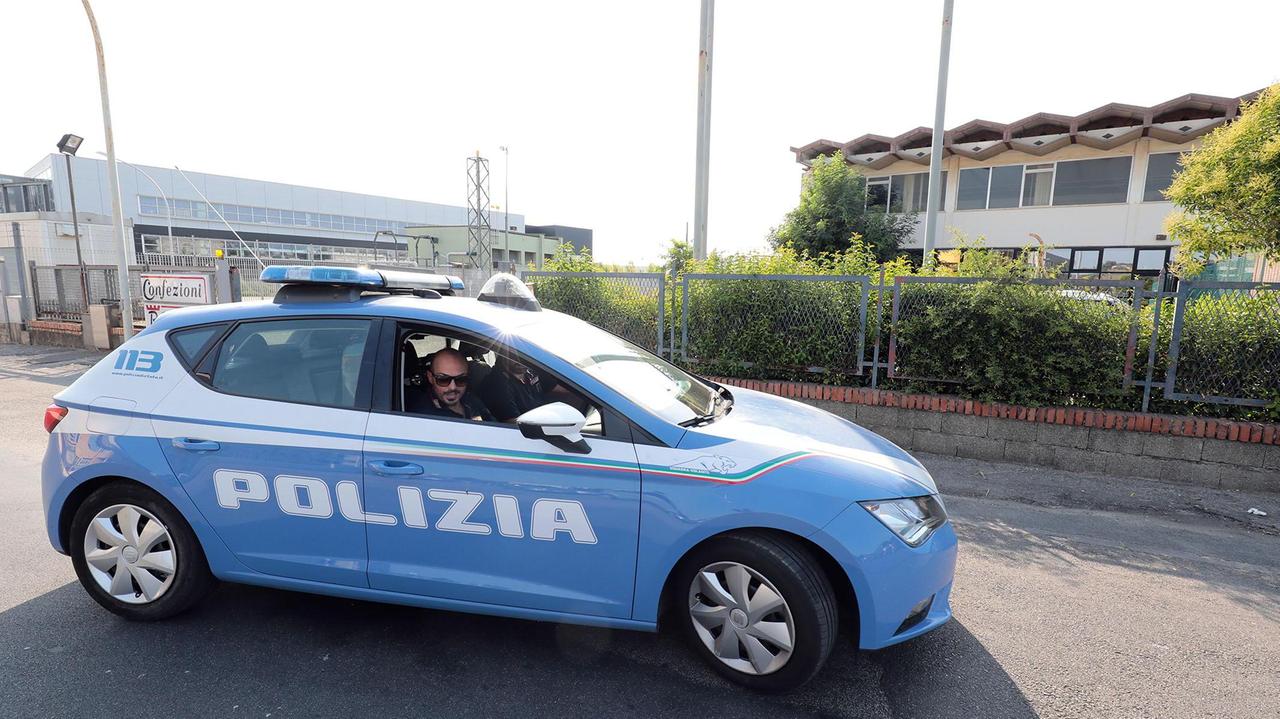 Si fingono elettricisti e la derubano