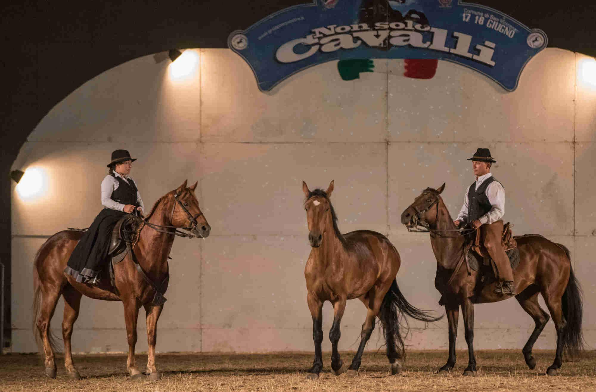 Matteo e Tiziana con i loro cavalli (foto di Pavla Doneska)