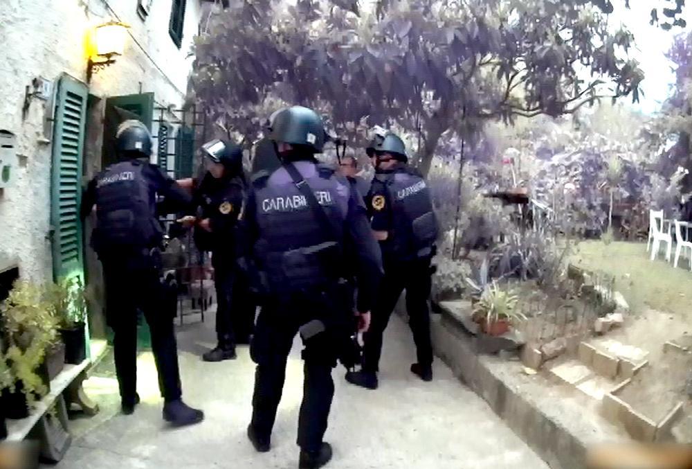 L'irruzione dei carabinieri nel casolare 