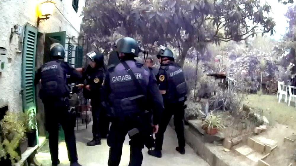 L'irruzione dei carabinieri nel casolare