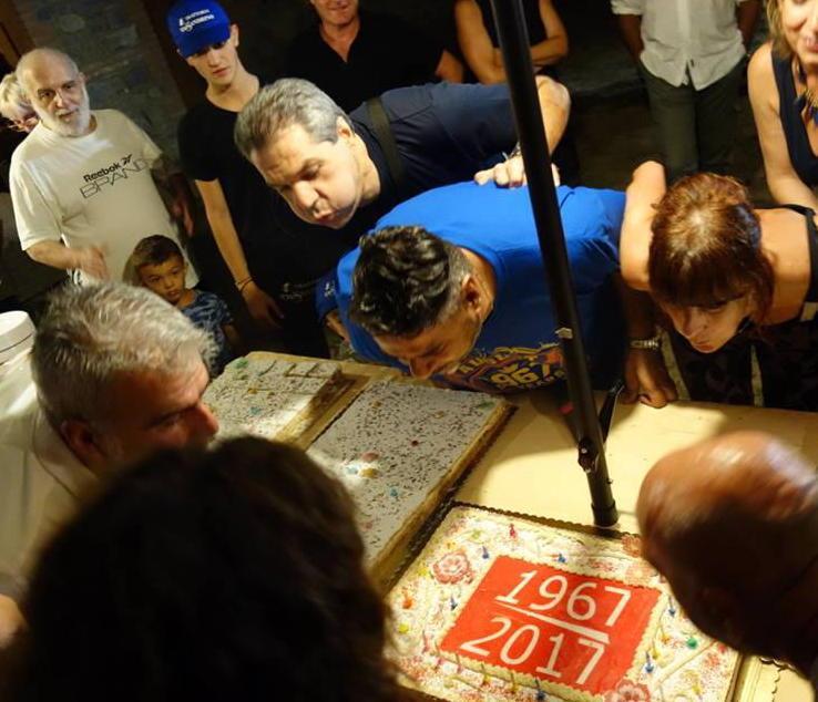 I cinquantenni spengono le candeline di auguri sulla torta