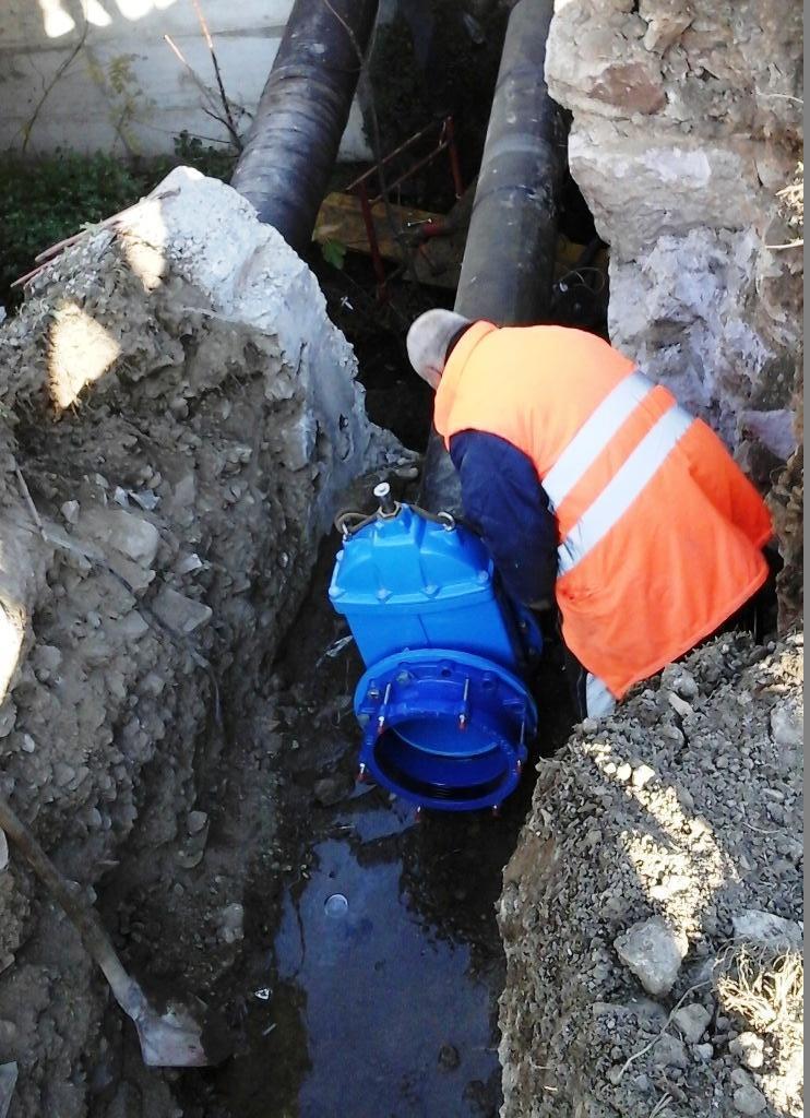 Gli operai di Abbanoa al lavoro