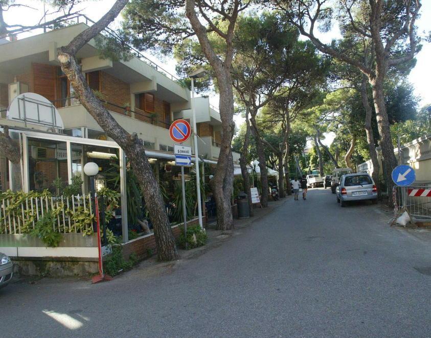 I passanti sventano un furto a casa di un'anziana: due arresti