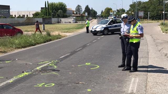 I rilievi dopo lo schianto in via per Zerbinate