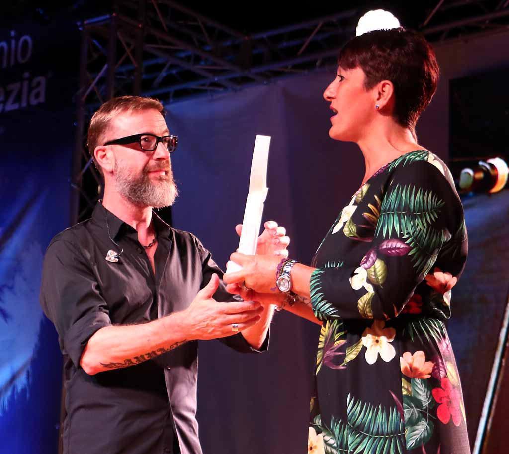 Marco Masini premiato sul palco del Lunezia