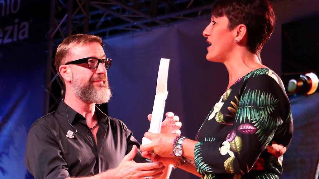 Marco Masini premiato sul palco del Lunezia