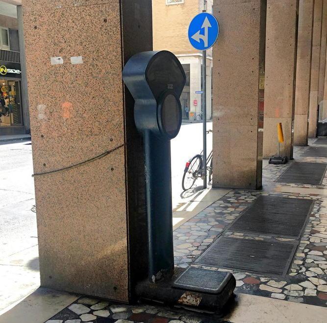 Il Comune fa togliere le vecchie bilance legate in via Grande 