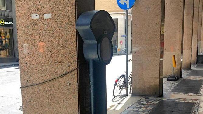 Il Comune fa togliere le vecchie bilance legate in via Grande