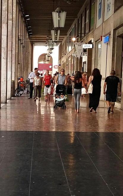 Degrado sotto i portici di via Grande: è effetto Arlecchino
