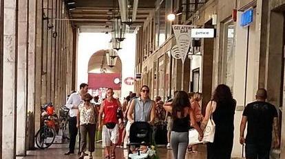 Degrado sotto i portici di via Grande: è effetto Arlecchino