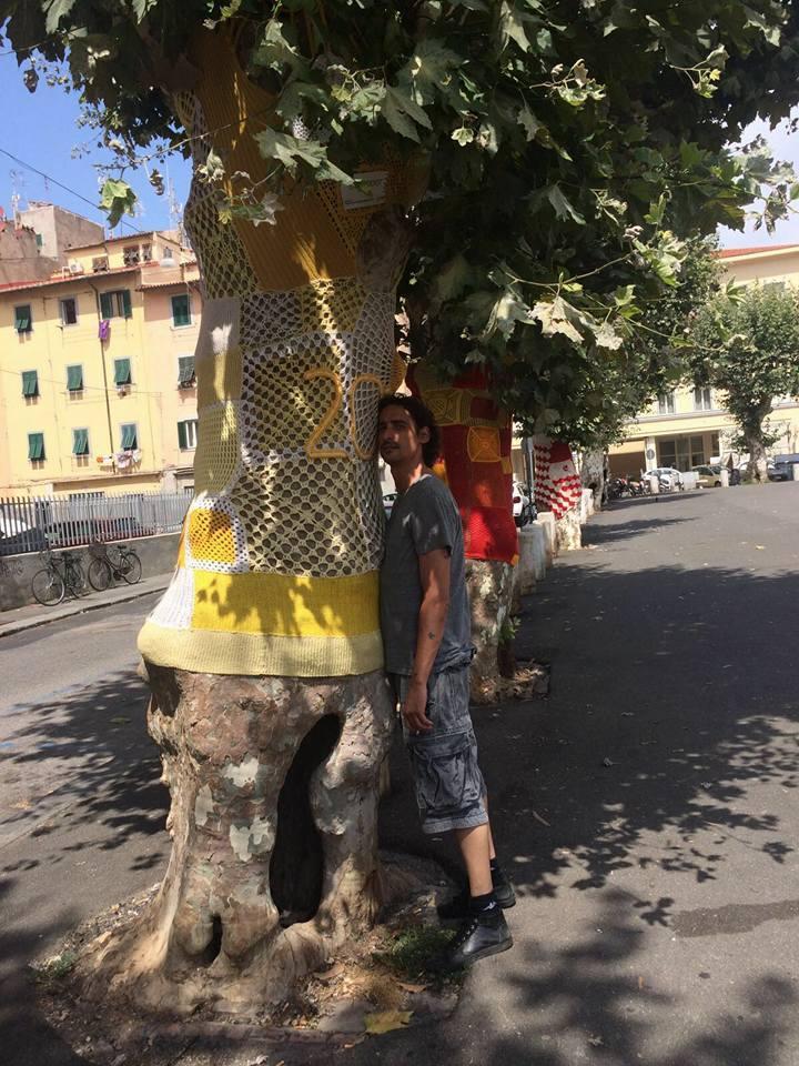 Marco Cocci in piazza XX (foto dal gruppo Fb Coloriamo con l'arte del crochet p.zza XX Settembre)