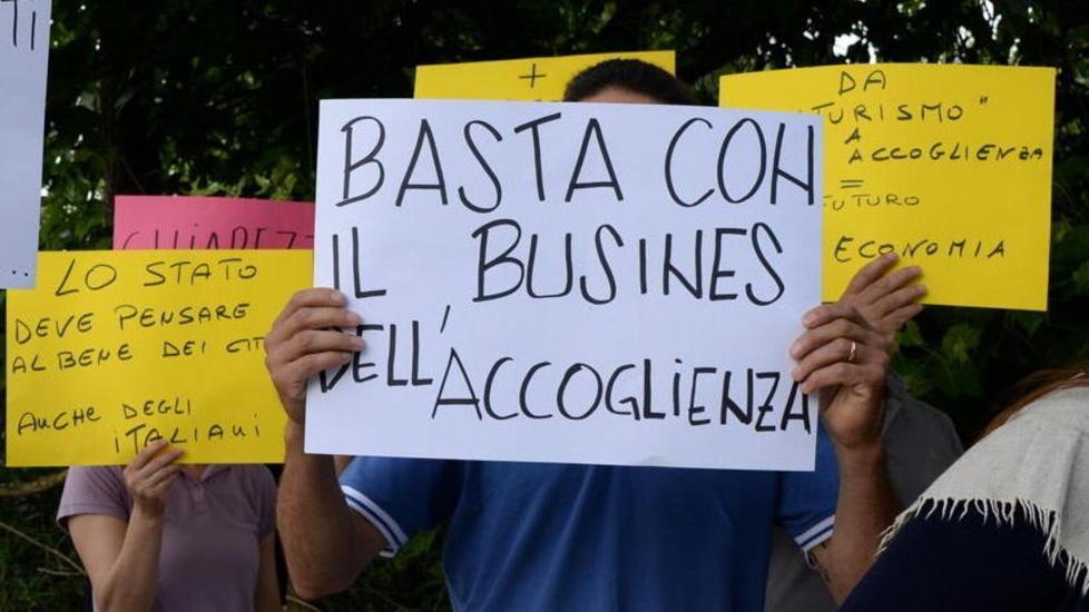 Una manifestazione di protesta contro i migranti (foto d'archivio)