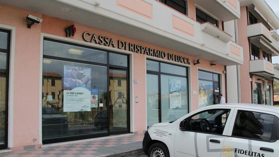 Tentano un furto in banca, ma si dimenticano l’allarme